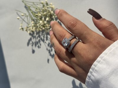 عكس از نماي نزديك انگشتر حلقه و پشت حلقه ژوپينگ