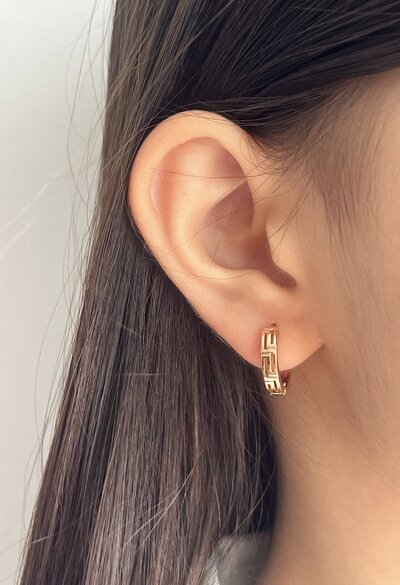 گوشواره حلقه اى طلايى طرح ورساچه 