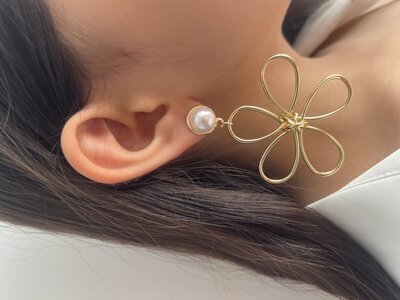 گوشواره طرح گل طلايى 