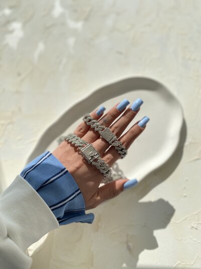 عکس روی دست مدل