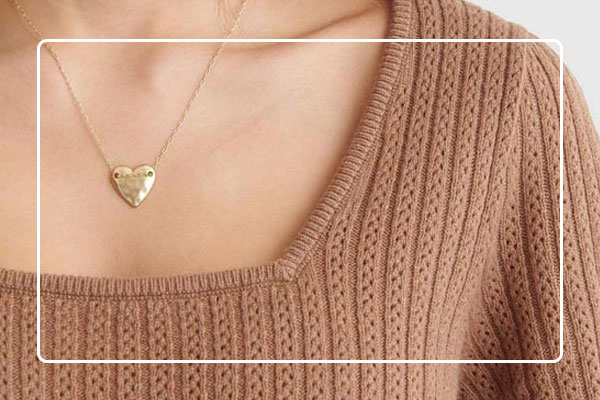 گردنبند مناسب برای یقه مربعی (Square Neck) 